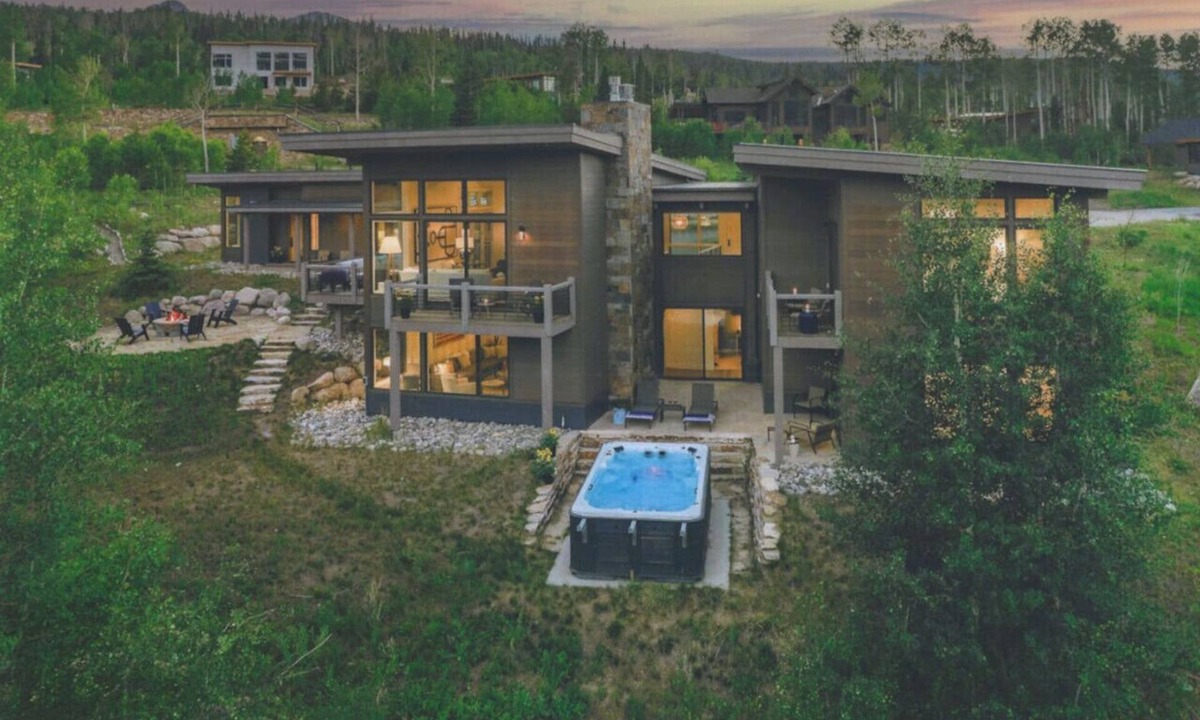 Silverthorne House | Ultra Luxury Mountain Retreat | Private Hot Tub + Firepits | Privacy | Summit Sky Ranch
