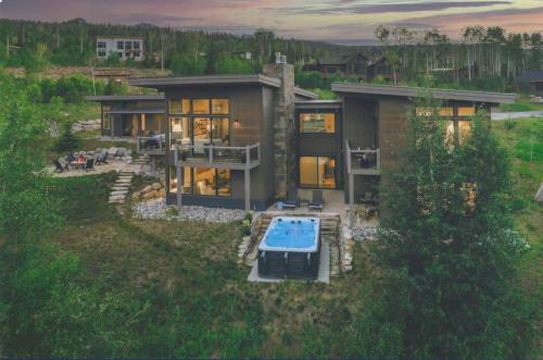 Silverthorne House | Ultra Luxury Retreat - Private Hot Tub, Firepits