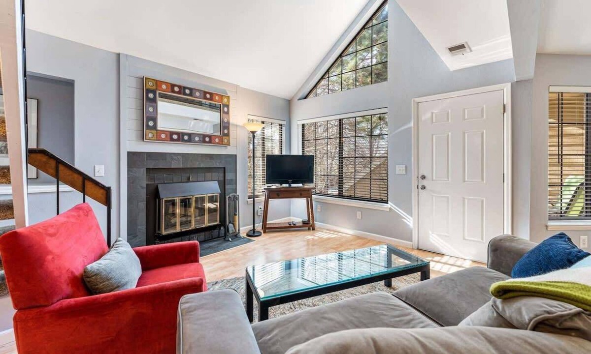 Gunbarrel Apartment | Updated 1 BDR with loft in Gunbarrel