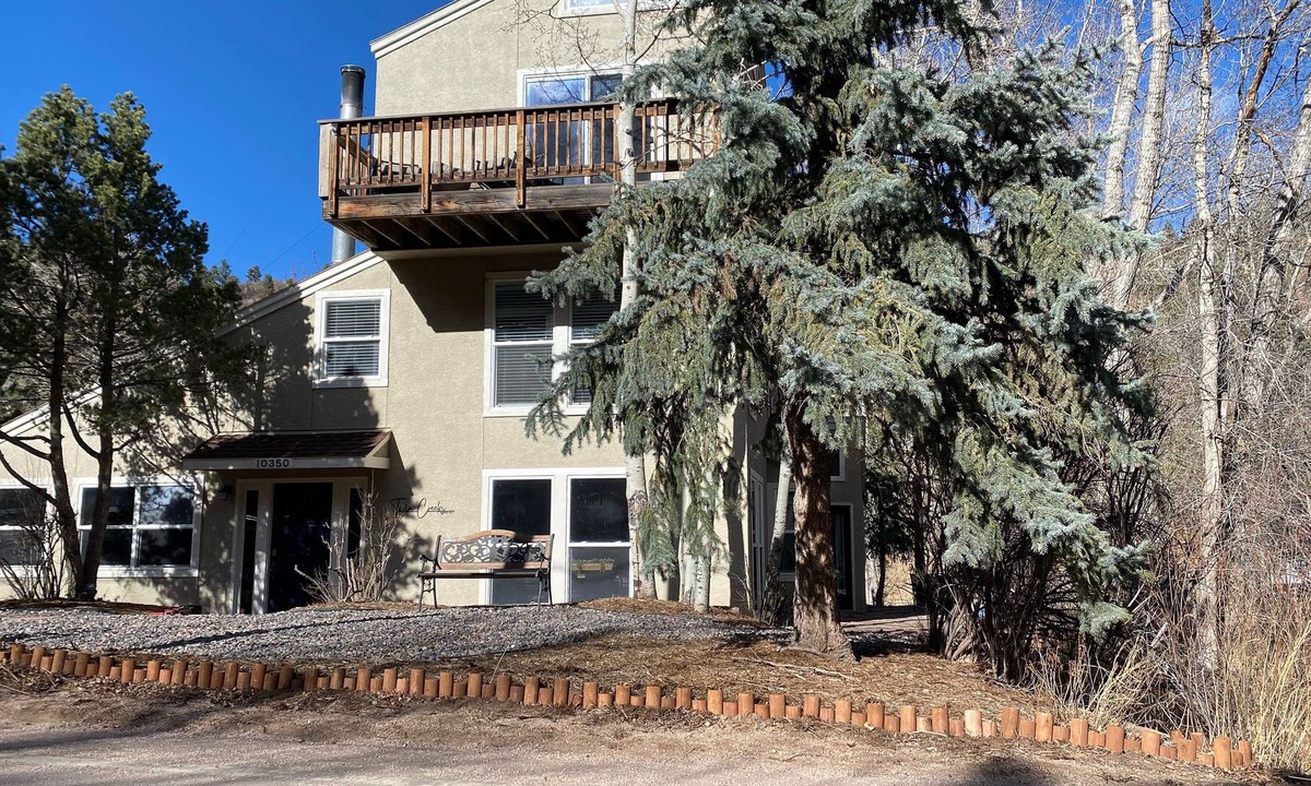 Green Mountain Falls House | Updated creekside cabin with WiFi, hot tub, & fireplace - near lake and town