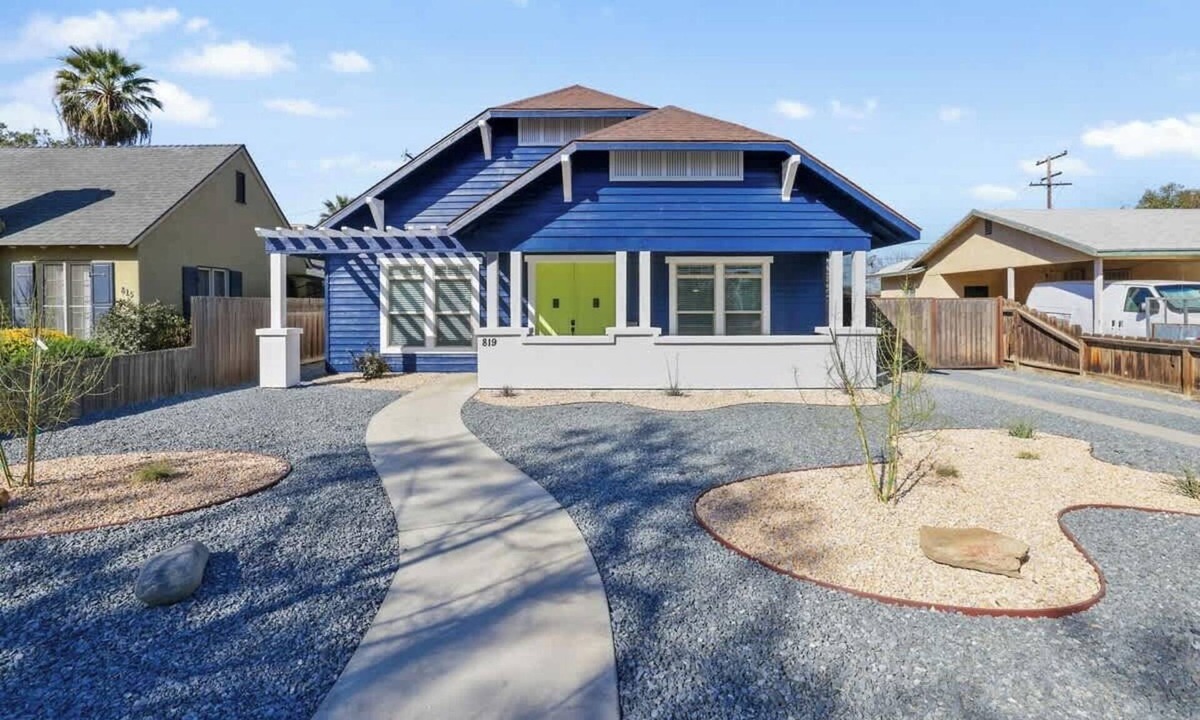 Visalia House | Uptown Villa with backyard BBQ & Chimenea!