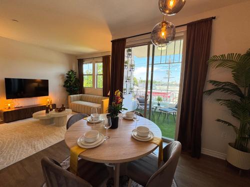 Sherman Oaks Hotel | Oaks Valley Retreat with 2 Balconies, Gym, Parking & Laundry 214