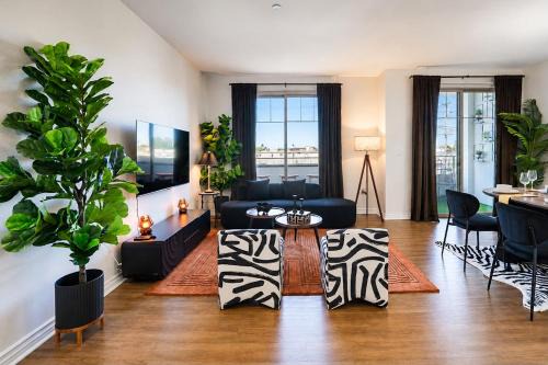 Sherman Oaks Hotel | Sun-Drenched Hideaway with Dual Balcony, Pool, & Gym 215