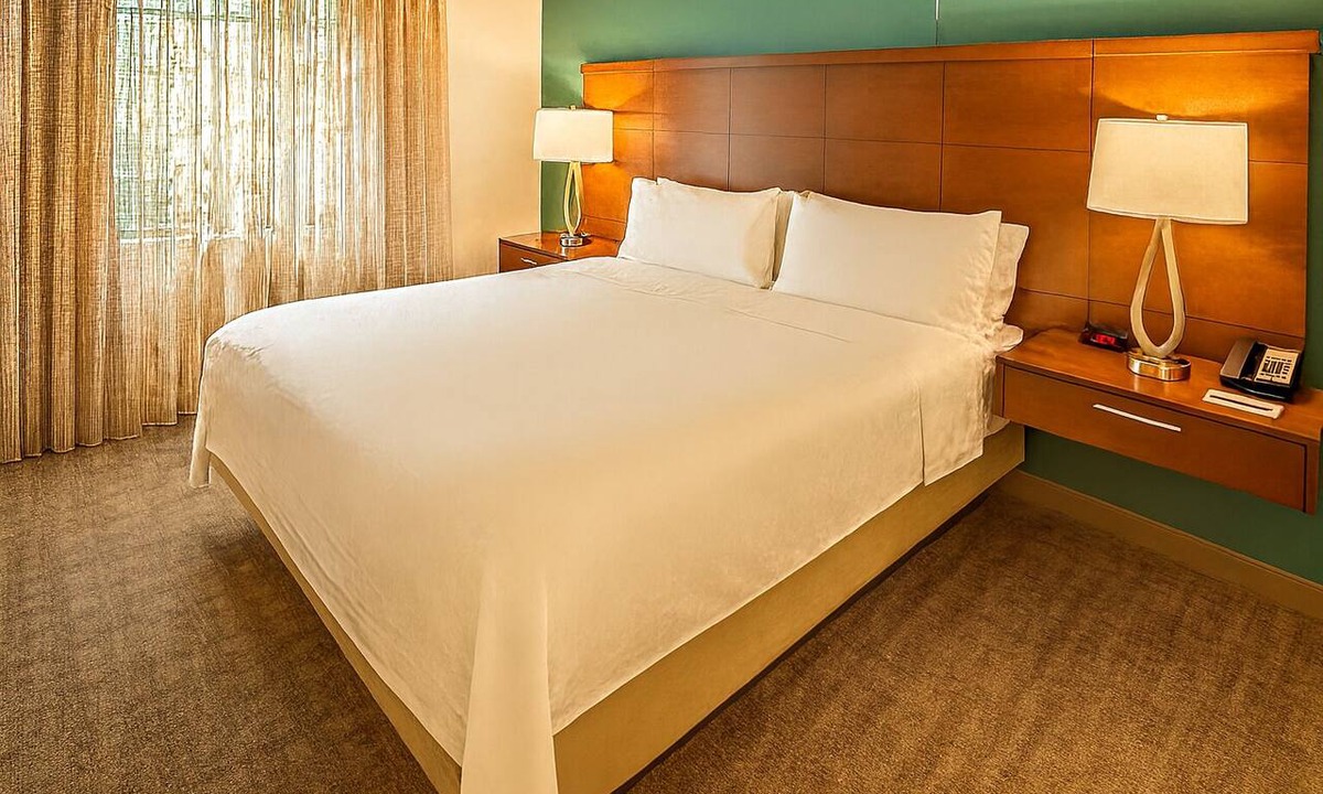Plantation Hotel | Vacation At its Finest! Outdoor Pool, Pets Allowed, FREE Breakfast!