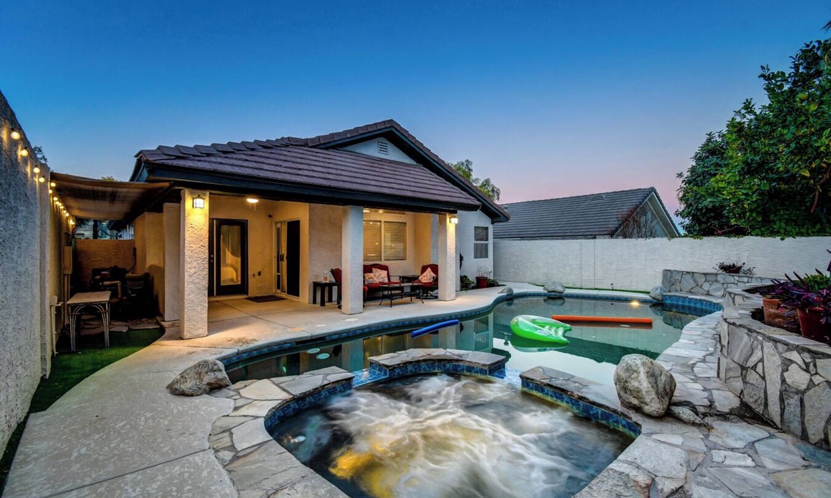 Las Vegas House | Vegas Oasis 3BR 2BT Pet Friendly Pool & Spa - Extended Stay