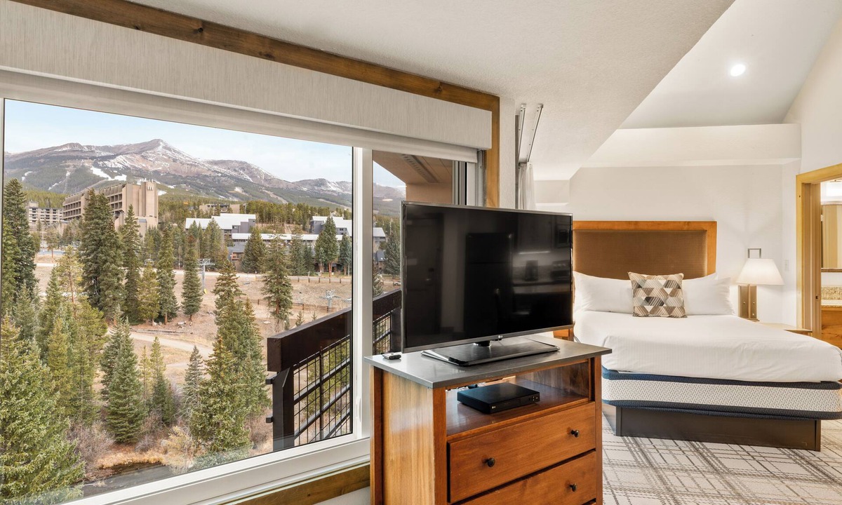 Peak 9 Condo | Views! Steps to Quicksilver & Main St, Ski In/Out. Marriott Mountain Valley Lodg