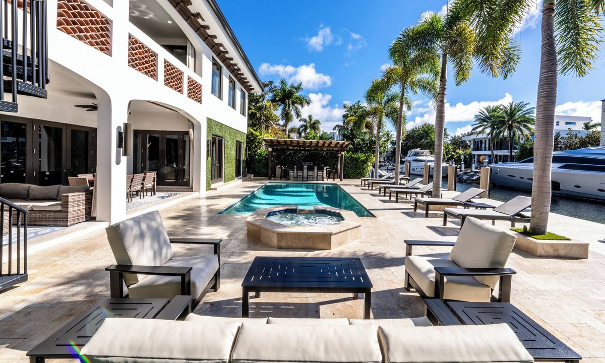 Seven Isles Villa | Villa Tropical, Waterfront location off Las Olas in Seven Isles