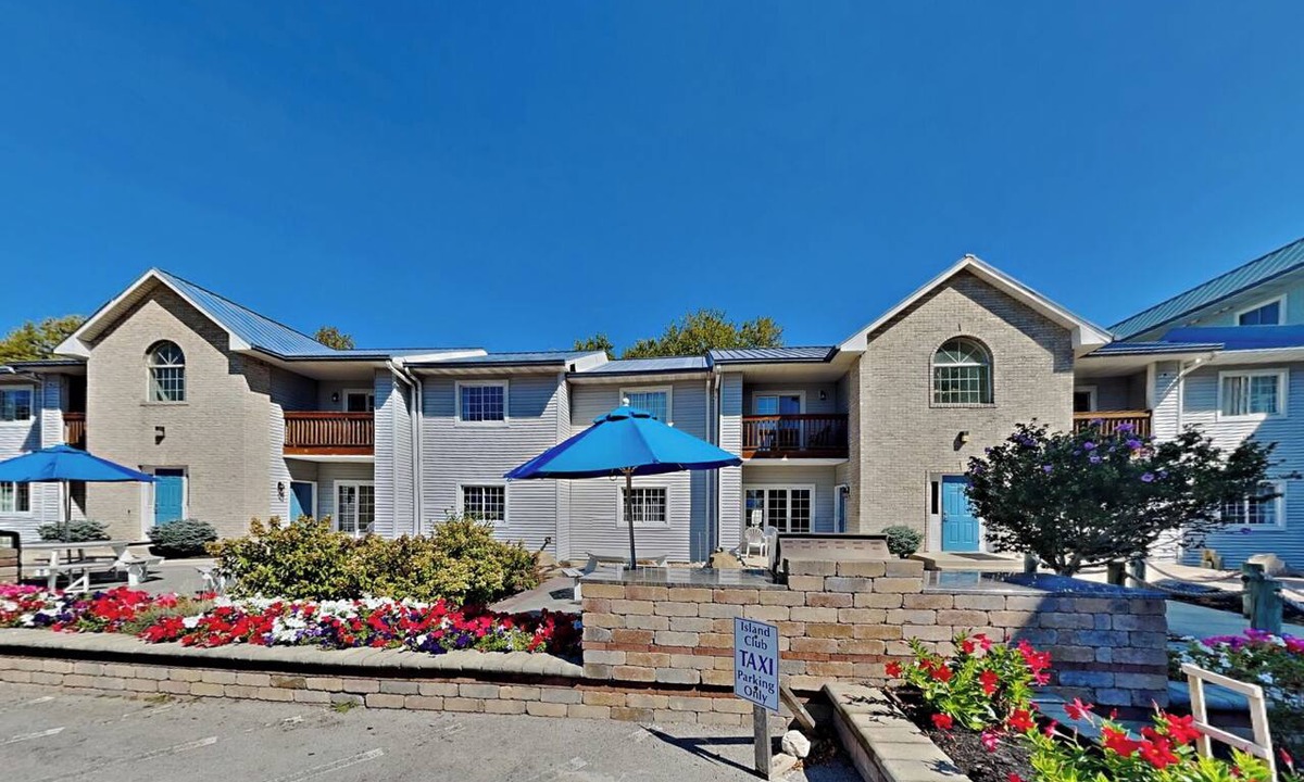 Put-in-Bay Condo | Wake, Swim, Repeat—Poolview Fun | 8 ppl | C4