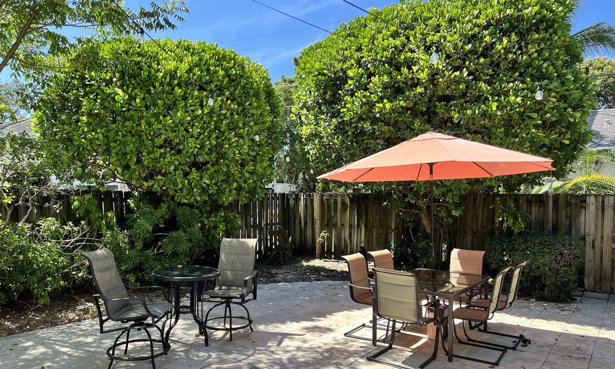 Colee Hammock House | Walk to Las Olas! Great home with huge backyard