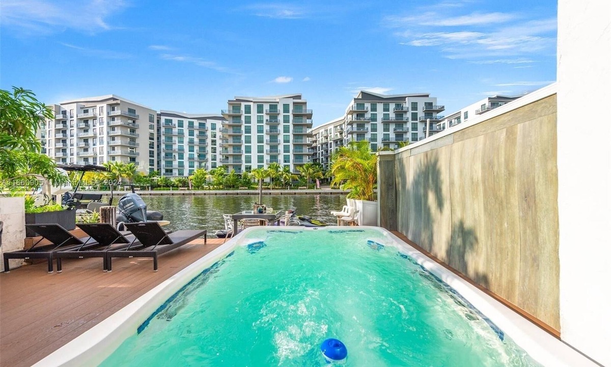 East Little Havana Villa | Water Front Villa Riviera