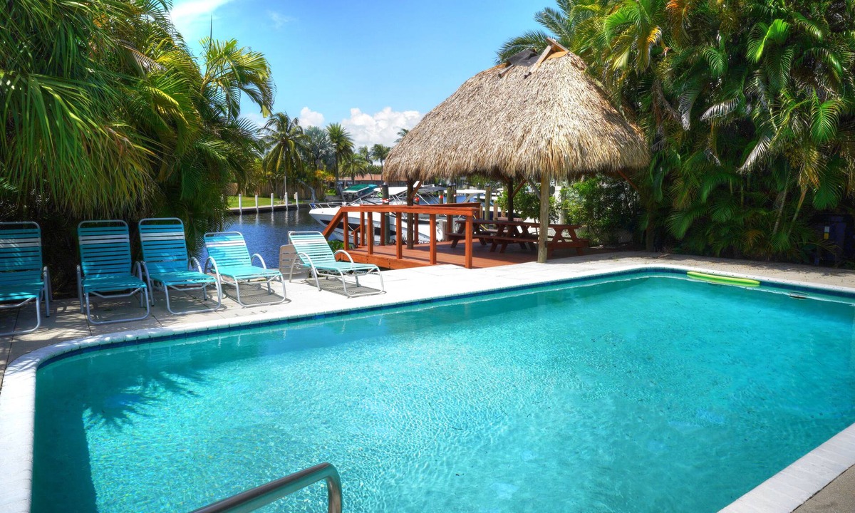 East Fort Lauderdale House | Waterfront Cottage, saltwater pool, walk to the beach & Center