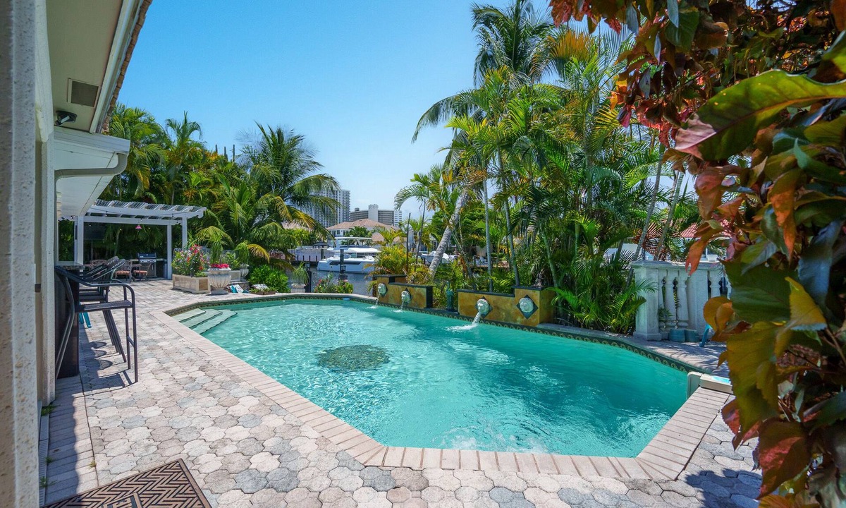 Bermuda Riviera House | Waterfront Home Steps to Beach