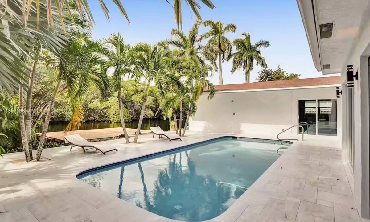 Central Fort Lauderdale House | Waterfront Home w/Heated Pool - Mini-Golf - 4 Bedrooms - Sleeps 10