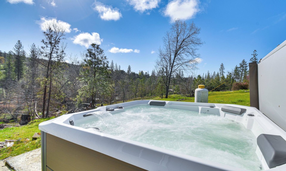 Mariposa Cottage | Waterfront Mariposa Hideaway: Hot Tub & Mtn Views!