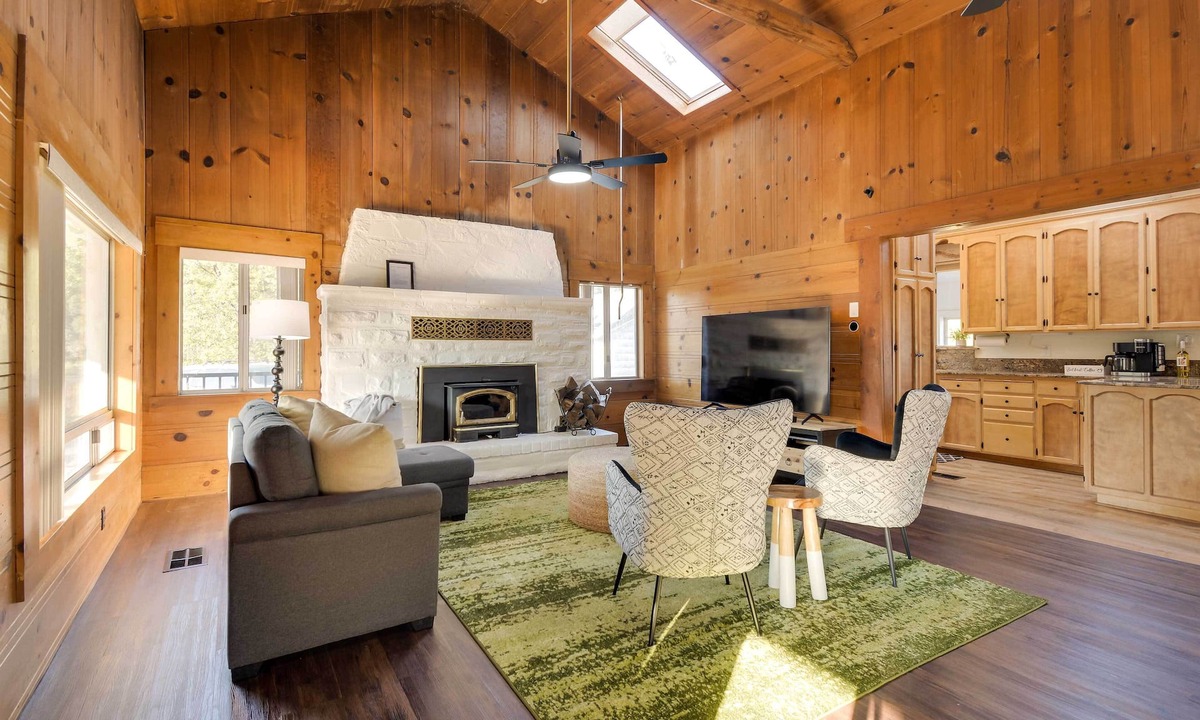 Mariposa Cottage | Waterfront Mariposa Vacation Rental w/Hot Tub