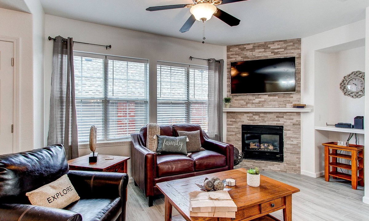 Foxfield Condo | Welcoming and Wonderful Main Floor Condo