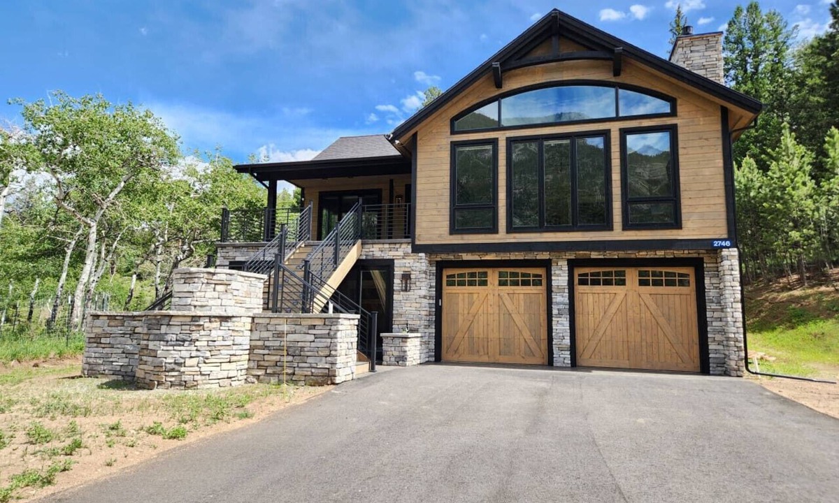 Estes Park House | Wildflower Retreat- Large Family Home! Close To The RMNP Less than a 4 Minute Drive! With Hot Tub!