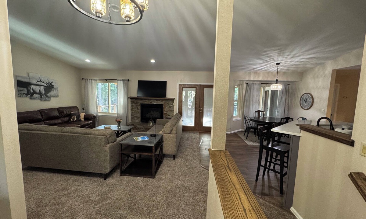 Colorado Springs House | WildPine 5-bedroom house nestled in the pines