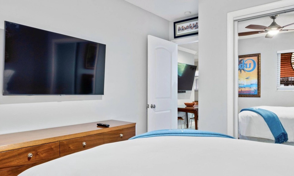 Wilton Manors Apartment | Wilton Manors 2BR Charm Walk to the Drive