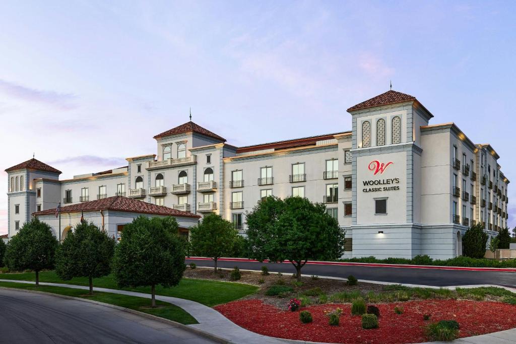 Aurora Hotel | Woolley's Classic Suites