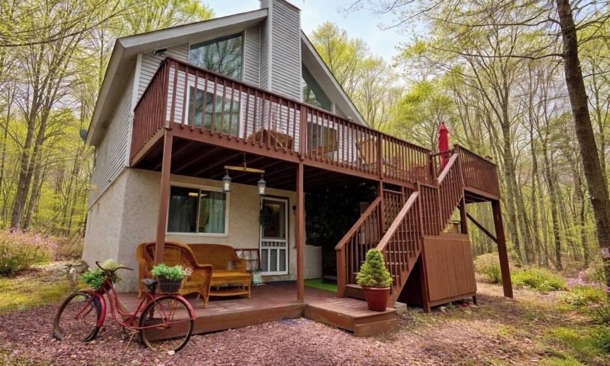 Briar Crest Woods House | WOW! Ultimate Pocono Retreat with Hot Tub, Fire Pit & Lake Access