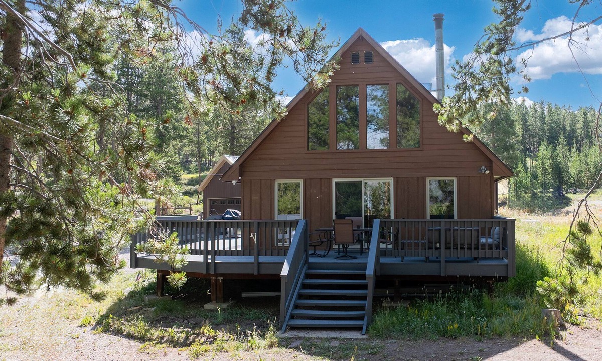 Granby Cabin | Wraparound Porch, 3-Bed + Loft & Pet Friendly! Close to Lake Granby and Highland Marina