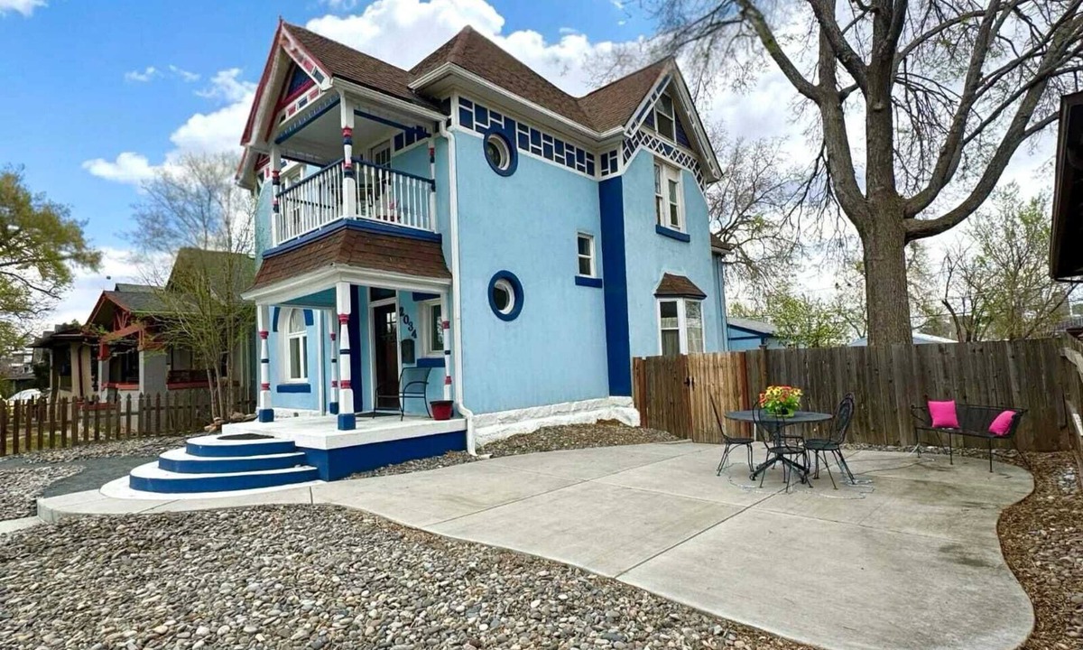 Jefferson Park House | Yellow Cozy 1-bedroom house in Denver