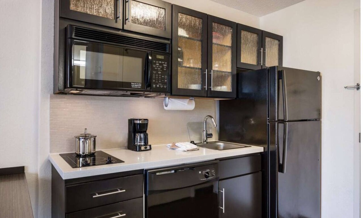 Golden Hotel | Your Home Away From Home! Pet-Friendly Stay with Kitchenette!