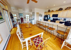 Big End Unit, Deck! Near Lake Trail. Easy Drive to Dining, Activities, Events