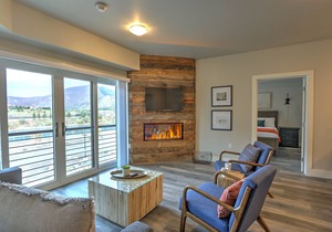 Caverns Village Condo #307, Steps from Iron Mt. Hot Spgs, Near Gondola & Downtwn