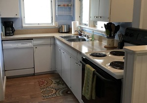 Charming Lakeside OH Cottage with Lake Views, steps to Park & Shopping