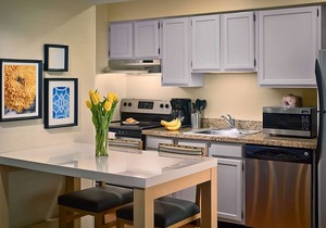Easy Access to Cleveland Hopkins In'tl Airport! Free Parking!
