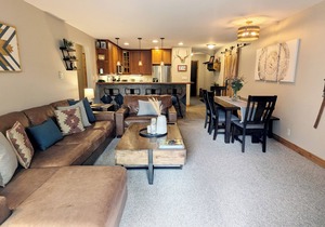 Luxury Condo w/FREE WiFi, Parking, Heated Pool, Hot Tubs, Skier Shuttles