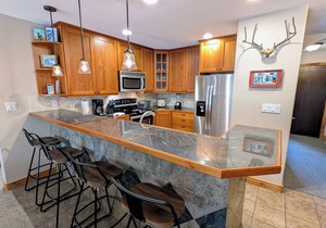 Luxury Condo w/FREE WiFi, Parking, Heated Pool, Hot Tubs, Skier Shuttles