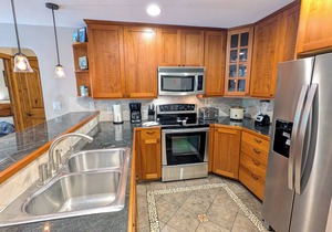 Luxury Condo w/FREE WiFi, Parking, Heated Pool, Hot Tubs, Skier Shuttles