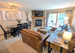 Luxury Condo w/FREE WiFi, Parking, Heated Pool, Hot Tubs, Skier Shuttles