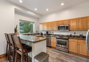 Luxury Home-Walk to everything in Frisco. Hot tub, ski, fireplace 3BD, 3.5BA