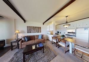 On Lake, Patio! Views, Hot Tub. Walk to Amphitheater, Dining, Marina