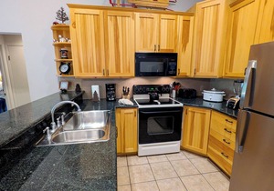 Remodeled Condo w/FREE WiFi, Parking, Heated Pool, Hot Tubs, Skier Shuttles