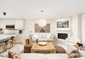 Snowmass Mountainside Condo. Pool/Hot Tub, Bonus Sleeping Den, FP, Balcony with Views