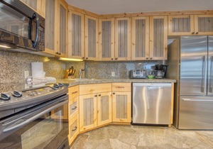 Spacious 3BR Mountain Lodge Stone Fireplace Vaulted Ceilings & Mountain View