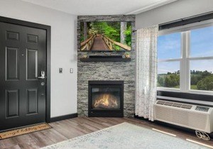 The Serenity Suite with Hot Tub- Main Street Lodge in Berlin
