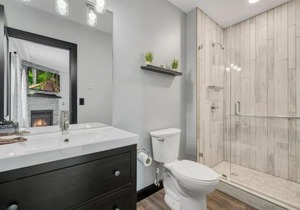 The Serenity Suite with Hot Tub- Main Street Lodge in Berlin