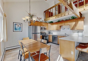 Top-floor condo with mountain views, easy skiing, balcony & hiking