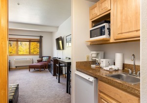 Walk to Gondola in 8 minutes/Pool and Hot Tub/Fitness Room