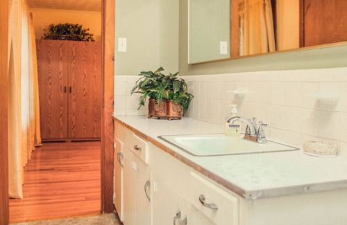 Landrum House | Historic Landrum Cottage: Minutes to Downtown