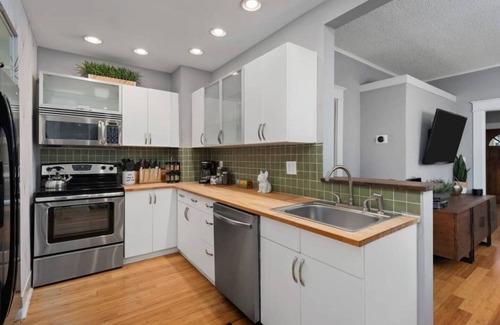 Shelby Hills House | Private Cottage w Hot Tub | 1.7 Miles to Downtown