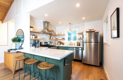 Twin Peaks Cabin | ꥃBear Springs Cabin Modern Family Lux Lake View
