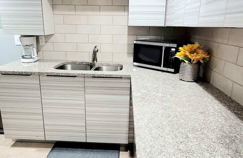 Dupont House | *$0 Fees-4Kings/4bath-2kitchens-2livingrms-Garage