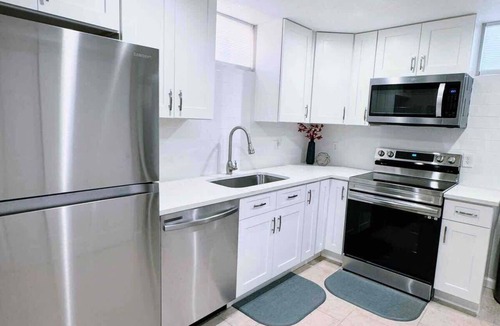 Dupont House | $0 Fees; 6bdrm/6bath-Easy to Downtown & Red Rocks